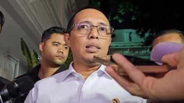 Kepala Kantor Komunikasi Kepresidenan, Hasan Nasbi, 1. Hasan Nasbi Minta Purbaya Berhenti Kritik Pejabat Lain: Kalau Mau di Ruang Tertutup, 2. 5 Bandara yang Diresmikan di Era Jokowi Kini Sepi dan Terbengkalai, Ada yang Baru 1 Tahun!, 3. Viral Momen Purbaya Salfok Bandingkan Ponsel Miliknya dengan Anak Buah: Layarnya Gede Nih, 4. Sehari Sebelum Insiden Jatuh, Timothy Anugerah Ternyata Sempat Cerita Skripsinya ke Sang Ibu, 5. Viral! Gali Emas di Tanah Sendiri, Dua Warga Malah Terancam 5 Tahun Penjara dan Denda Rp100 Miliar