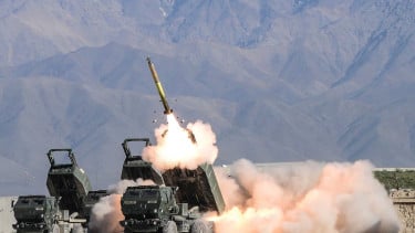VIVA Militer: Sistem peluncur multi-roket M142 HIMARS buatan Amerika Serikat