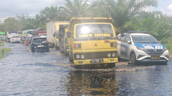 Hujan deras yang mengguyur wilayah Kabupaten Kubu Raya dalam beberapa hari terakhir menyebabkan banjir di ruas Jalan Trans Kalimantan, tepatnya di Km 39 hingga Km 41, Desa Teluk Bakung, Kecamatan Sungai Ambawang, Kalimantan Barat.
