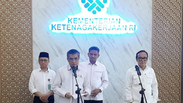 Menteri Ketenagakerjaan, Yassierli, dalam konferensi pers di kantornya, kawasan Gatot Subroto, Jakarta Selatan, Selasa, 11 Maret 2025