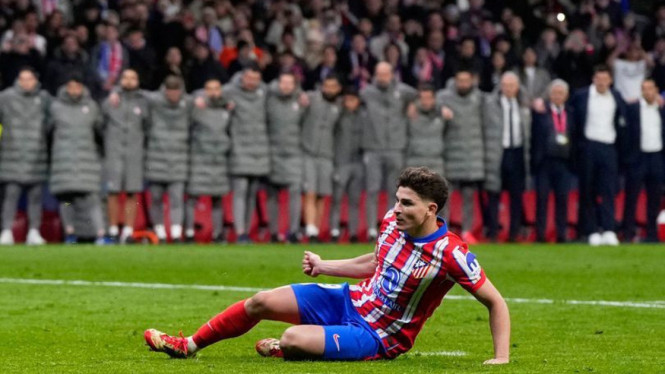 Julian Alvarez terpeleset saat menendang penalti