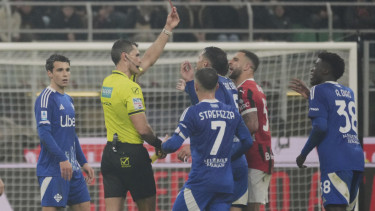 Pemain Como 1907, Dele Alli diganjar kartu merah