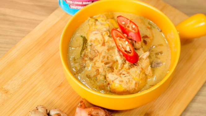 Opor Ayam, 1. Cool It Properly Before Storing, 2. Use Airtight Containers, 3. Reheat Thoroughly Every Day (If Storing in the Fridge), 4. Freeze for Long-Term Storage, 5. Avoid Mixing Rice Cake (ketupat) or Side Dishes in the Same Container
