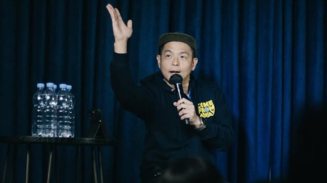 Ernest Prakasa, Ernest Prakasa, Cinta Laura dan kedua orangtuanya., Aksi Duta Sheila On 7 joget Velocity di BSD, Luna Maya dan Maxime Bouttier.