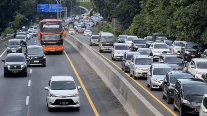 Jalan Tol Trans Jawa menjadi pilihan utama bagi pemudik karena menghubungkan berbagai kota besar di Pulau Jawa, mulai dari Cirebon, Semarang, Yogyakarta, hingga Surabaya. 