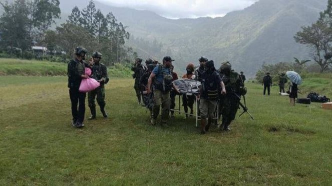 Evakuasi nakes dan guru korban serangan brutal OPM di Yahukimo Papua 