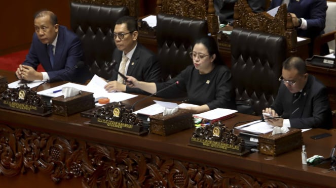 Pimpinan DPR saat Rapat paripurna penutupan masa sidang. (Foto ilustrasi)., Kerabat SM, Jemaah Haji Ilegal Asal Pamekasan yang Meninggal Dunia di Makkah, Jemaah haji asal Bandung, Heri Risdyanto ditolak masuk Arab Saudi di Bandara , Pimpinan DPR saat Rapat paripurna penutupan masa sidang. (Foto ilustrasi)., Aktivis kesehatan Tifauzia Tyassuma alias Dokter Tifa (kanan)., Presiden Prabowo Subianto, Ketum PDIP Megawati Soekarnoputri dan Wapres Gibran