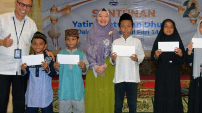 Ilustrasi memberi santunan kepada anak yatim piatu.