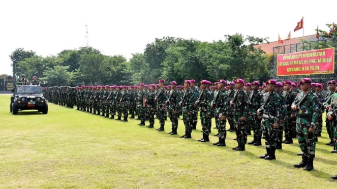 VIVA Militer: Pasukan Gobang II Marinir TNI tiba di Surabaya
