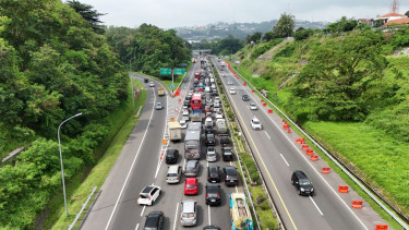 Rekayasa lalu lintas one way saat arus mudik Lebaran.
