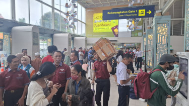Suasana Stasiun Pasar Senen saat arus mudik.