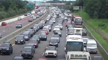 Kepadatan Arus Mudik di Tol Jakarta-Cikampek Terus Berlanjut