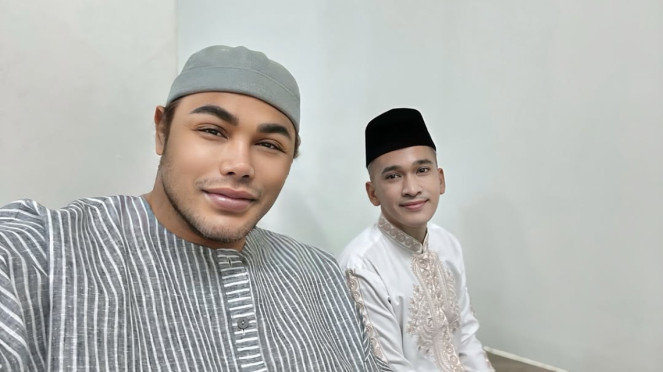 Ivan Gunawan dan Ruben Onsu., Keyboardis Ungu, Gatot Kies Afierianto., Ruben Onsu, Ivan Gunawan dan Ruben Onsu., Anak Titi DJ, Stephanie Poetri resmi menikah dengan Asher Novkov-Bloom., Nyoman Paul