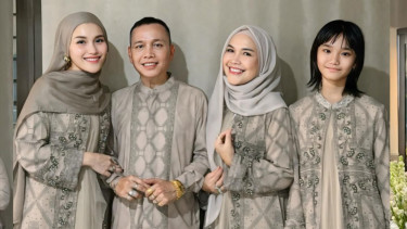 Pose hari raya Idul Fitri keluarga Ayu Ting Ting