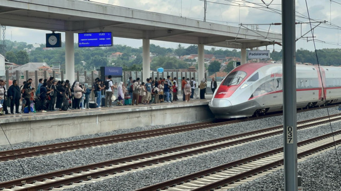 Penumpang kereta cepat Whoosh saat libur Lebaran