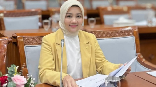 Calon Gubernur Jawa Barat nomor urut satu Ridwan Kamil (kanan) bersama istri Atalia Praratya (kiri) menunjukkan tinta pada jari seusai menggunakan hak pilih di Pilgub Jabar