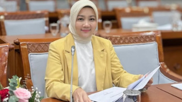 Calon Gubernur Jawa Barat nomor urut satu Ridwan Kamil (kanan) bersama istri Atalia Praratya (kiri) menunjukkan tinta pada jari seusai menggunakan hak pilih di Pilgub Jabar
