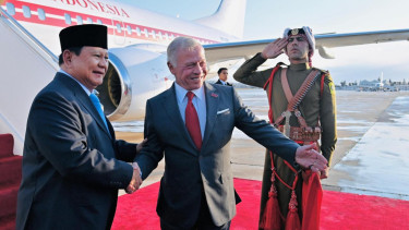 Presiden RI Prabowo Subianto dan Raja Yordania, Abdullah II bin Al-Hussein di Bandar Udara Militer Marka, Amman, Yordania (sumber foto: Laily Rachev - Biro Pers Sekretariat Presiden)