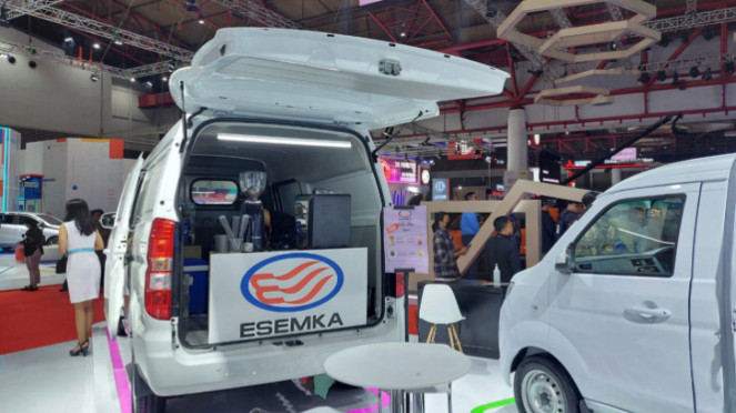 Booth Esemka pada ajang IIMS 2023, Jejak Mobil Nasional di Indonesia, Mazda MR90: Cikal Bakal Mobil Rakyat, Bimantara Nenggala dan Cakra: Kolaborasi dengan Hyundai, Timor: Mobil Nasional yang Fenomenal dan Kontroversial, Esemka: Karya Anak Bangsa yang Didukung Jokowi