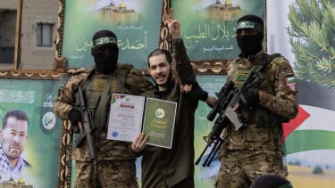 Hamas membebaskan 24 orang sandera yang dievakuasi dengan mobil Red Cross 