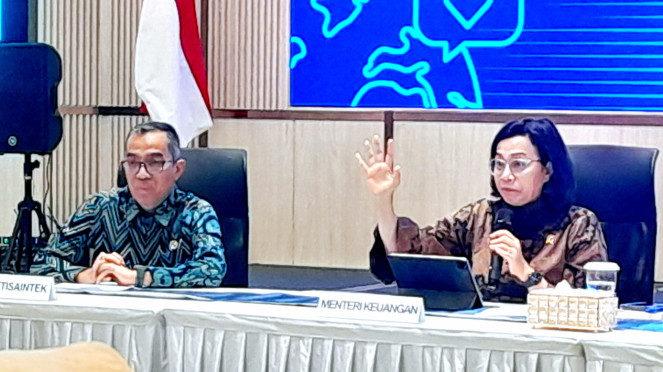 Menteri Keuangan, Sri Mulyani Indrawati bersama Menteri Dikti Saintek, Brian Yuliarto, dalam konferensi pers di kantor Kementerian Dikti Saintek, kawasan Senayan, Jakarta Pusat, Selasa, 15 April 2025