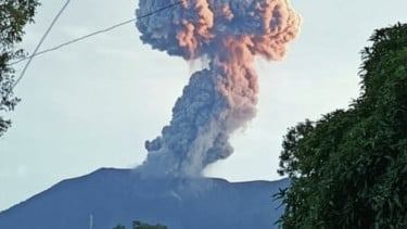Gunung Marapi meletus