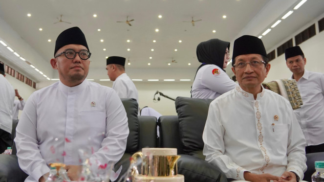 Wakil Kepala Badan Penyelenggara Haji (BP Haji) Dahnil Anzar Simanjuntak (kiri) dan Menteri Agama, Nasaruddin Umar