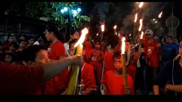 Ribuan Umat Kristiani Gelar Pawai Obor Paskah Dini Hari