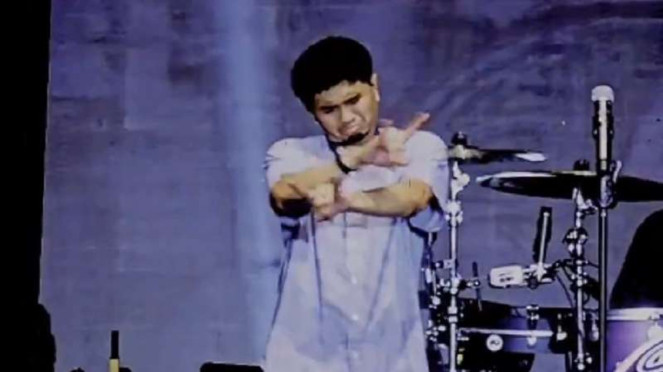 Aksi Duta Sheila On 7 joget Velocity di BSD, Ernest Prakasa, Cinta Laura dan kedua orangtuanya., Aksi Duta Sheila On 7 joget Velocity di BSD, Luna Maya dan Maxime Bouttier.