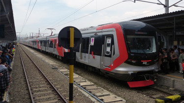 Kereta rel listrik (KRL) Commuter Line baru buatan CCRC Qingdao Sifang Tiongkok