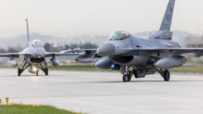 VIVA Militer: Jet tempur F-16V Viper Angkatan Udara Amerika Serikat, VIVA Militer: Jet tempur F-16V Viper Angkatan Udara Amerika Serikat , VIVA Militer: Pesawat Pembom Angkatan Udara Amerika Serikat, B-52 Stratofortress, VIVA Militer: Pesawat tanker (bahan bakar) Boeing KC-46 Pegasus, Helikopter UH-60 Black Hawk milik militer AS, VIVA Militer: Jet tempur F-35 militer Amerika dikawal F-16 TNI Angkatan Udara, Pesawat Jet F-15