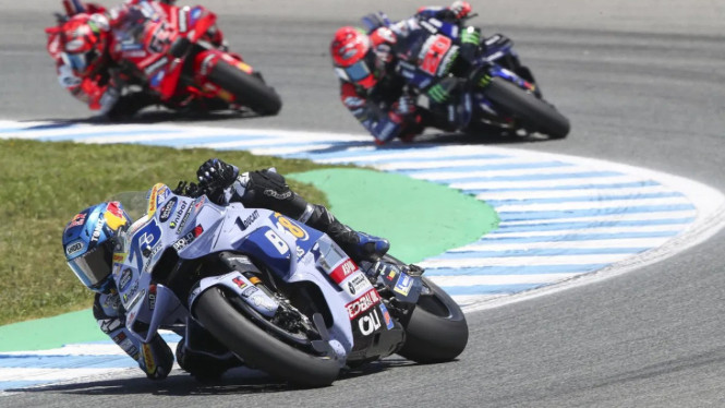 Pembalap Gresini Racing, Alex Marquez, memimpin balapan