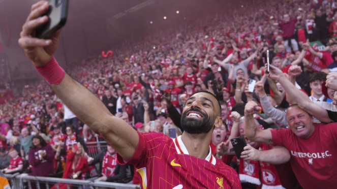 Pemain Liverpool, Mohamed Salah rayakan juara Premier League 2024/25