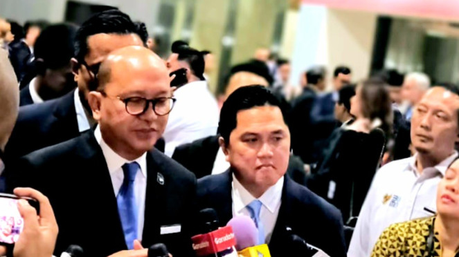 [CEO Danantara, Rosan Roeslani bersama Menteri BUMN, Erick Thohir saat ditemui di JCC Senayan, Jakarta Pusat, Senin, 28 April 2025]