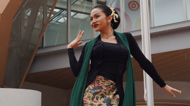 Ariel Tatum mengenakan kebaya hitam menari Jaipong di Jepang