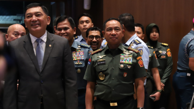Raker Komisi I DPR RI dengan Menhan dan Panglima TNI, 1. Rocky Gerung: Potensi Jokowi Dipidana Sangat Besar jika Mark Up Whoosh Terbukti, 2. Menhan dan Panglima TNI Respons soal Rencana Pembelian Helikopter Black Hawk dari AS, 3. Heboh Mobil Pribadi Punya Polisi Dipakai Pelaku Perampokan, 4. Duh! 4 Polisi Main Sabu di Nunukan Cuma Disanksi Etik Belum Dipidana, Polri Dalih...