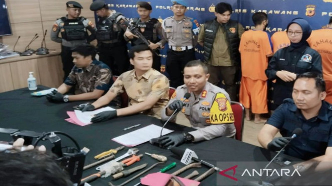 Kapolres Karawang AKBP Fiki Novian Ardiansyah (tengah)