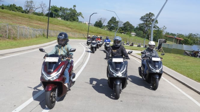 Honda PCX 160 terbaru dengan fitur RoadSync, 1. Honda Forza (48 Liter), 2. Yamaha Xmax (44,9 Liter), 3. Honda PCX 160 (30 Liter), 4. Honda ADV 160 (30 Liter), 5. Yamaha Grand Filano Hybrid (27 Liter), 6. Yamaha Aerox (25 liter)