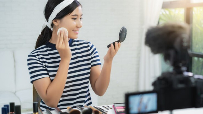 Ilustrasi tutorial makeup, 1. Jangan Pakai Skin Prep Terlalu Banyak, 2. Pakai Correcting Primer, 3. Kombinasikan Pore Minimizer di Area T-Zone, 4. Gunakan Foundation Skin Silk, 5. Lapisi dengan Foundation Soft Matte, 6. Kunci dengan Loose Powder, 7. Tambahkan Compact Powder, 8. Lanjutkan Makeup Seperti Biasa