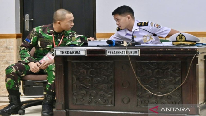 Oknum TNI Kelasi Satu Jumran pembunuh jurnalis di Kalimantan Selatan (kiri)