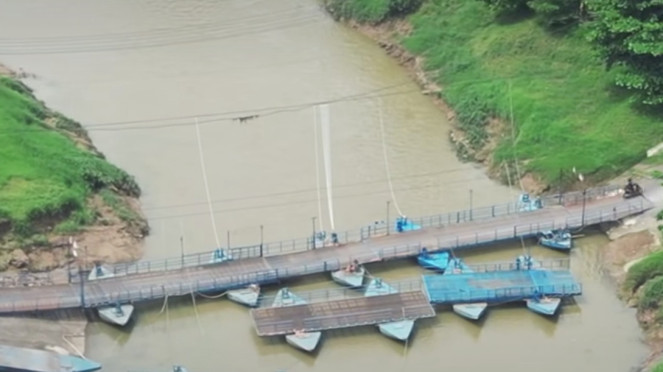 Jembatan perahu milik Haji Endang di Karawang 
