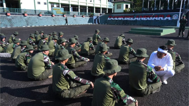 Gubernur Jawa Barat Dedi Mulyadi meninjau pembinaan siswa nakal di Jabar, Gubernur Jawa Barat Dedi Mulyadi meninjau pembinaan siswa nakal di Jabar, Direktur Utama PT Pindad Sigit P Santosa bersama stafsus Menhan Deddy Corbuzier, Wakil Presiden Gibran Rakabuming Raka dalam video monolog, Sapi yang mengamuk dievakuasi., Ilustrasi Tukang Parkir