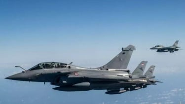 VIVA Militer: Pesawat TNI AU dan Rafale Prancis, Rafale pertama selesai diproduksi, Penampilan perdana (spotting) di Prancis, Prediksi pengiriman dan prioritas versi dua kursi, Jumlah pesanan dan potensi tambahan, Jumlah Jet Tempur Modern Lebih dari 100 unit