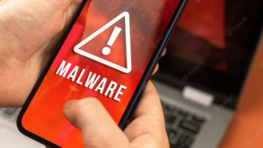 Ilustrasi smartphone kemasukan virus.
