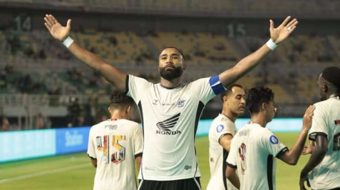 Bek PSM Makassar, Yuran Fernandes, Jakarta International Stadium (JIS), Kiper Manchester United, Andre Onana, Pemain Lion City Sailors rayakan gol, Ole Romeny, Indonesia vs China di Kualifikasi Piala Dunia 2026, Bek PSM Makassar, Yuran Fernandes