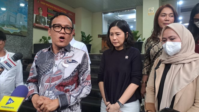 Wakil Menteri Ketenagakerjaan (Wamenaker), Immanuel Ebenezer alias Noel dan Wakil Menteri Pemberdayaan Perempuan dan Perlindungan Anak (Wamen PPPA), Veronica Tan mendatangi Polda Metro Jaya, Ilustrasi Pemerkosaan, Petarung asal Irlandia, Paddy McCorry, Job Fair, Ribuan Pelamar Penuhi Stadion di GBK, Santriwati dengan suster katolik