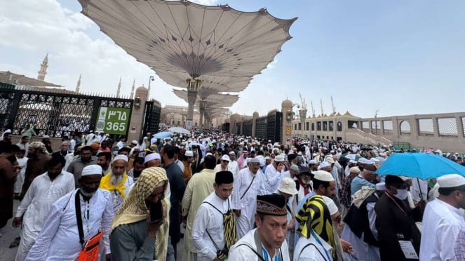 Calon jemaah haji Indonesia membaur dengan jemaah lain di Masjid Nabawi, Madinah, Raudhatun Jannah/Raudhah (Taman Surga) di Masjid Nabawi, Masjid Nabawi di Kota Madinah Arab Saudi., Calon jemaah haji Indonesia membaur dengan jemaah lain di Masjid Nabawi, Madinah, Suasana Jabal Uhud di Madinah