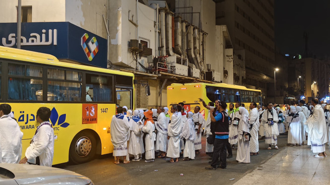 Jemaah naik bus shalawat di Makkah