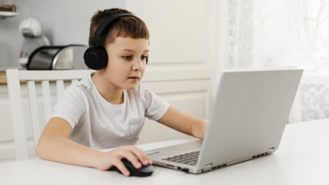 Ilustrasi anak main laptop