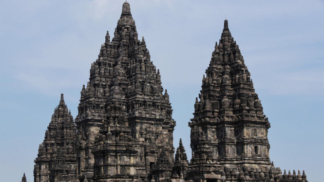 Candi Prambanan, 1. Mobil Pribadi Lebih Bebas dan Fleksibel, 2. Anti Macet dengan Kereta Api, 3. Bus Antar Kota, Terjangkau dan Tersedia 24 Jam, 4. Travel (Shuttle Van) Lebih Praktis, 5. Pesawat FlyJaya: Cepat, Hemat, dan Dekat ke Pusat Kota